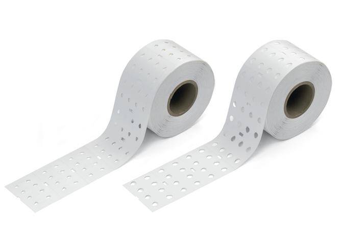 Dvě role toaletního papíru, každá s perforacemi, které probíhají v pravidelných intervalech po papíře.