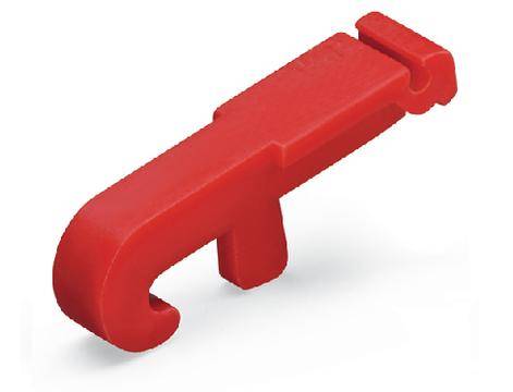 Červený nástroj ve tvaru háku, pravděpodobně určený k otevírání dveří nebo oken, který je ergonomicky navržen.