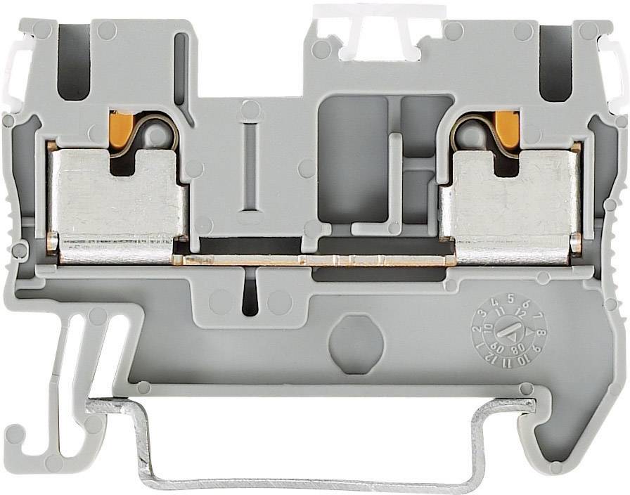 Šedý elektrický jistič s oranžovými komponenty, používaný k zabezpečení a přerušení elektrických obvodů.