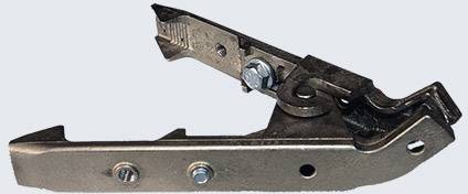 Kovový mechanismus s kloubem a šrouby, pravděpodobně součást většího mechanického systému nebo nástroje.
