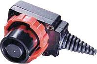 Šedý a červený elektrický konektor s ochranným spirálovým krytem kabelu. Často používaný v průmyslových aplikacích.