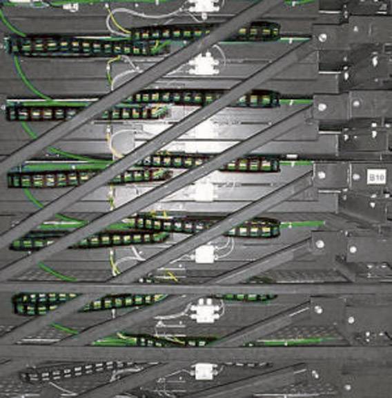 Serverová skříň s počítačovým serverem, kabely a technickými komponenty, částečně zakrytá kovovými výztuhami.