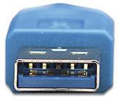 Detail modrého USB 3.0 konektoru zobrazující zlaté kontakty zblízka.