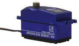 Modrý, obdélníkový bezkartáčový servo motor s kabelem. Text na zařízení: 'AIRtronics Brushless Servo / HV'.