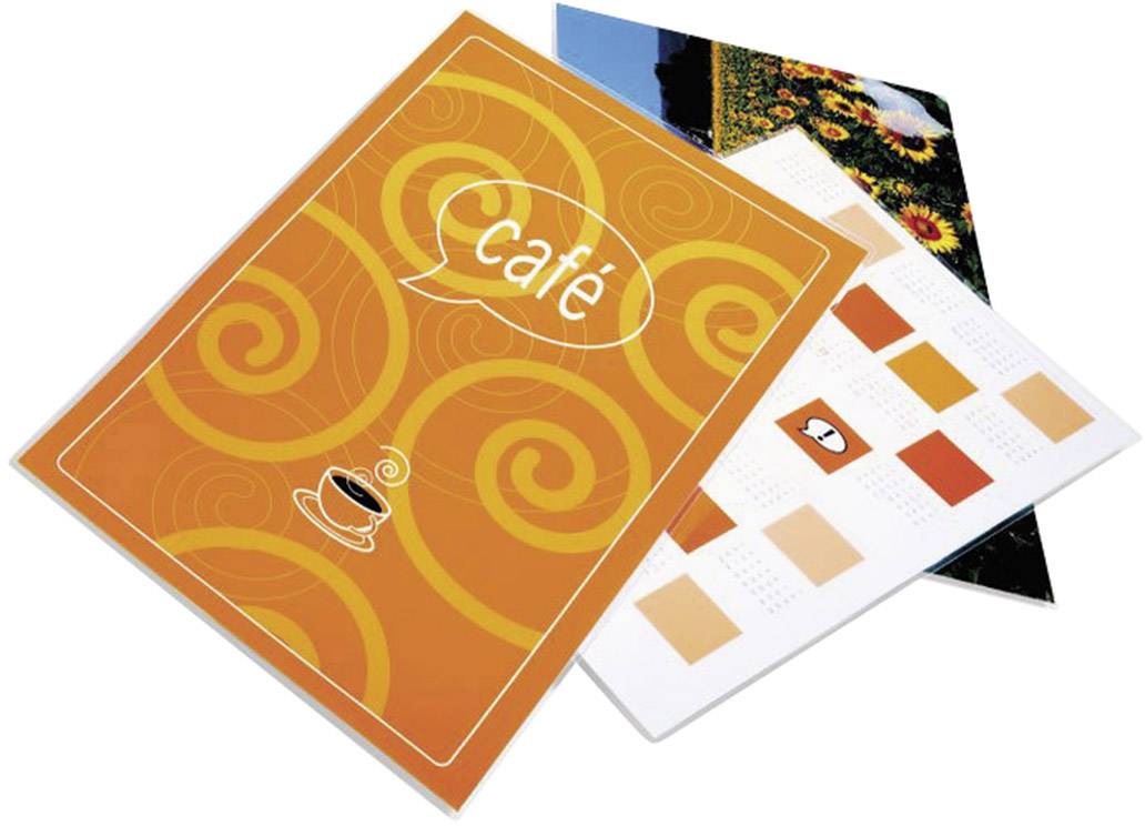 Tři brožury ležící rozložené. Ta přední ukazuje oranžový, vírovitý design s nápisem 'Café' a šálkem kávy.