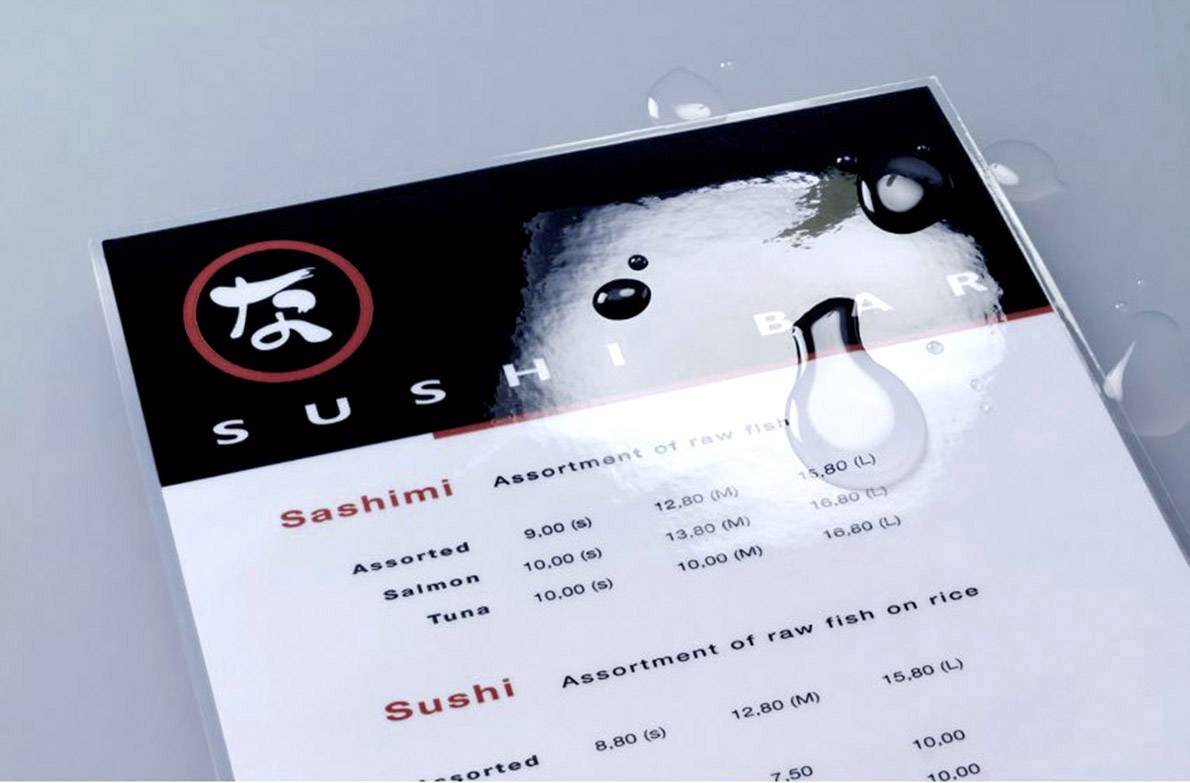 Jídelní lístek s logem 'Sushi Bar'. Vodní kapky na pozadí. Seznam sashimi a sushi s cenami.