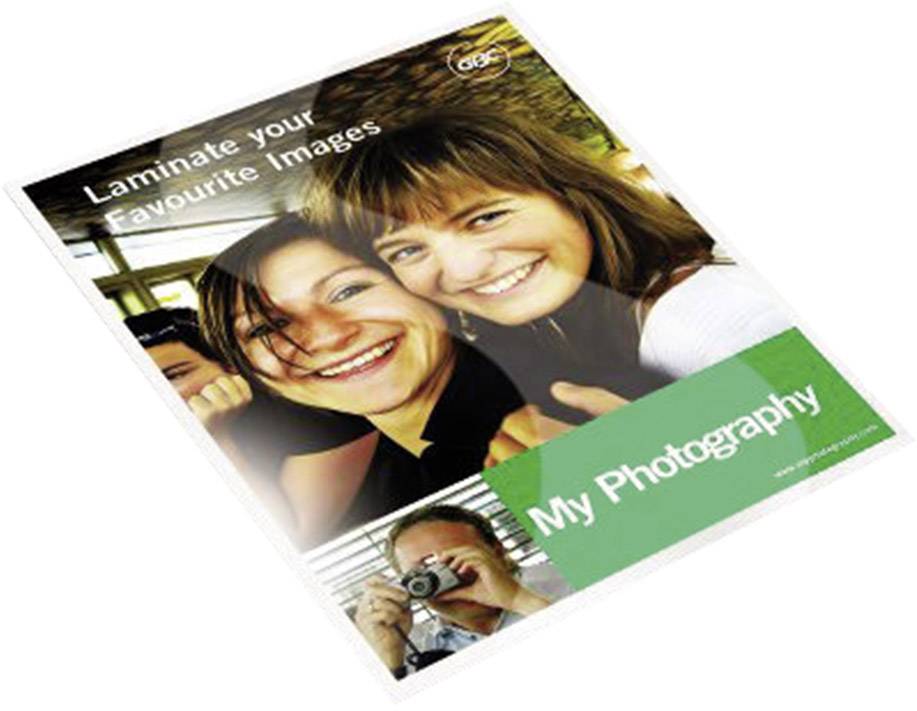 Brožura s veselými lidmi a textem 'Zalaminujte své oblíbené fotografie' a 'Moje fotografie', zobrazující dvě se usmívající osoby.