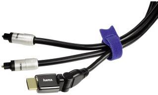 Černý HDMI kabel od značky 'hama' se stříbrnými konektory a modrým kabelovým páskem, který drží kabely pohromadě.
