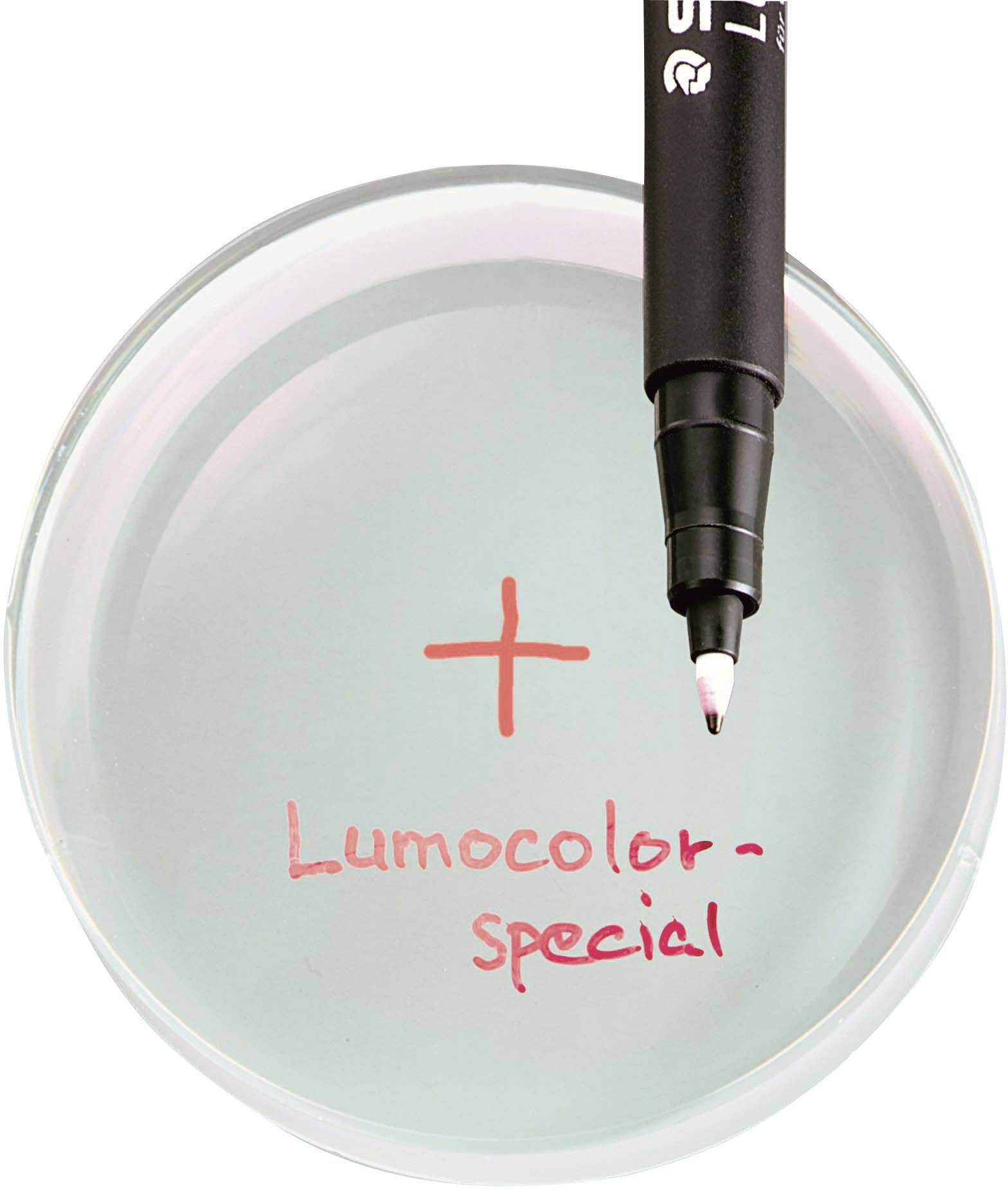 Černý fix značky Staedtler píše červeným písmem 'Lumocolor-special' na průhledný, kulatý povrch.