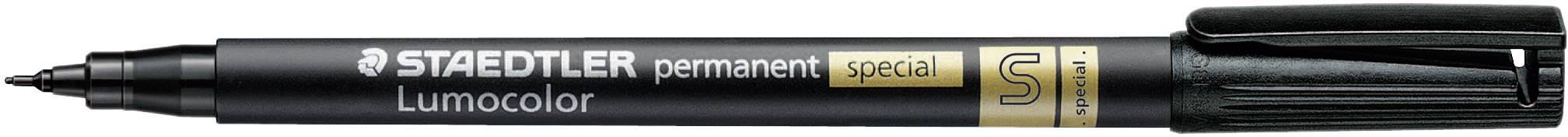 Černý permanentní popisovač Staedtler Lumocolor s jemným hrotem, vhodný pro různé povrchy, včetně víčka.