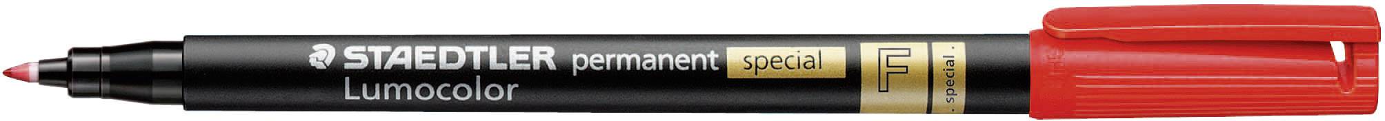 'Černý Staedtler Lumocolor permanentní fix s červeným víčkem, vhodný pro psaní na různých površích.'