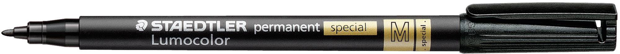 Černý permanentní fix Staedtler s jemným hrotem na bílém pozadí.