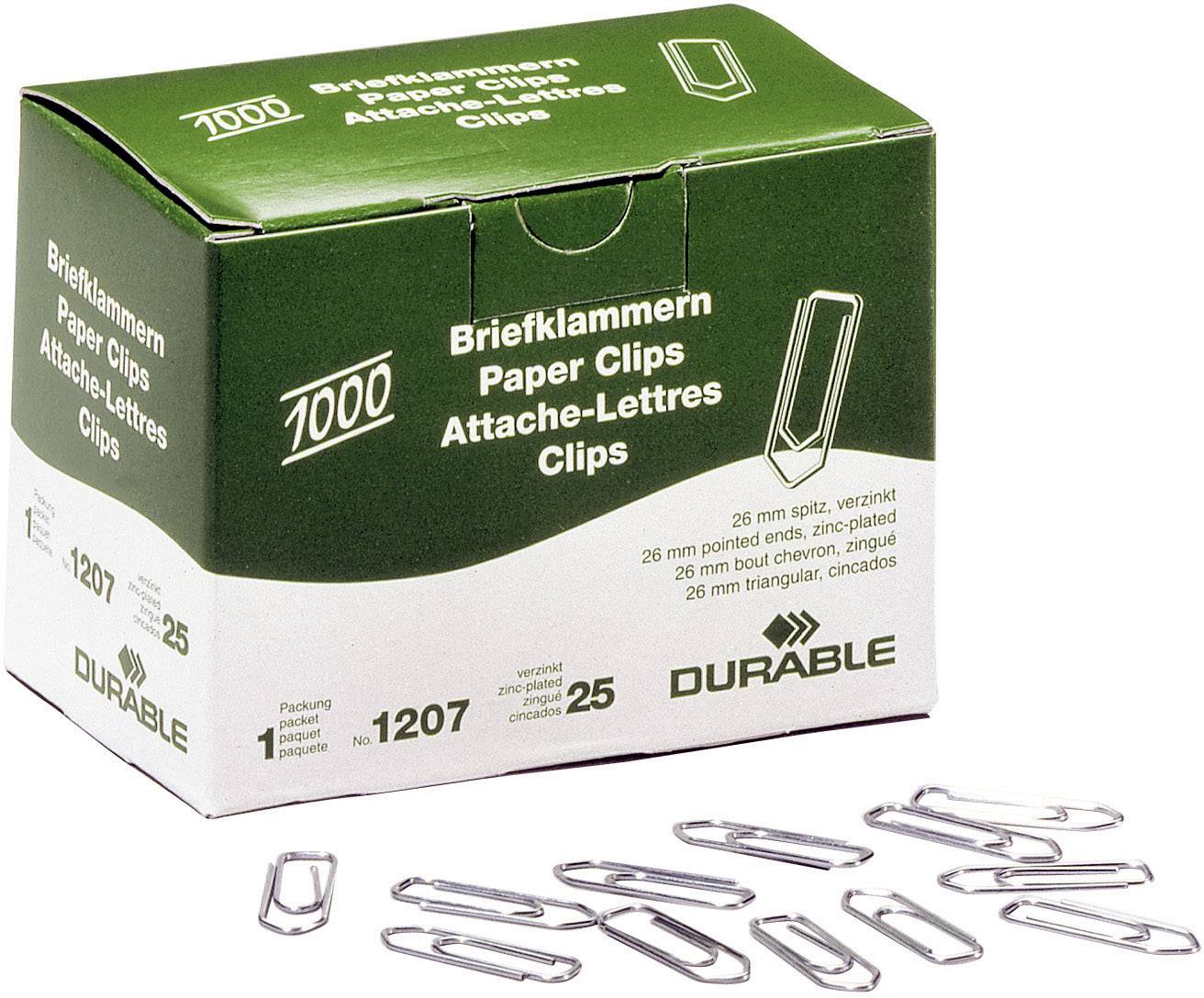 Zelený obal s nápisem 'Kancelářské sponky, 1000 kusů, 26 mm, pozinkované'. Jednotlivé kancelářské sponky leží před obalen.