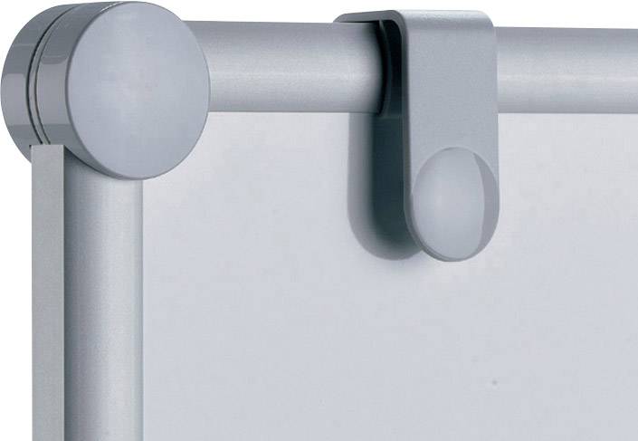 Detailní záběr stříbrného flipchartového stojanu s háčky pro zavěšení.
