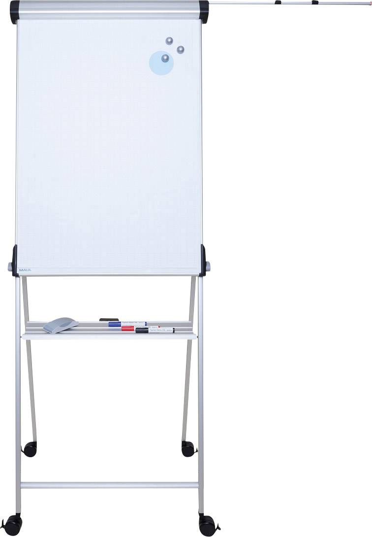 Flipchart s prázdným bílým papírem stojí na stojanu. Dole je police s několika barevnými fixami a gumou.