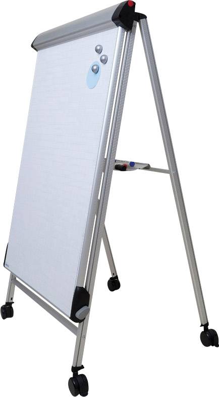 Bílá magnetická tabule na kovovém stojanu s kolečky, dva magnety jsou umístěny nahoře vpravo. Stojí na stabilním podstavci.