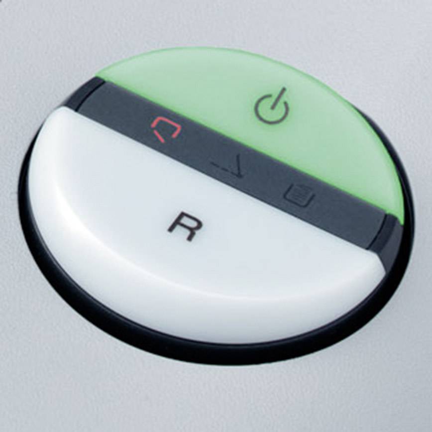 Kulatý knoflík obsahující symboly: vlevo symbol 'C', uprostřed symbol přehrávání (šipka), vpravo symbol síťového vypínače.
