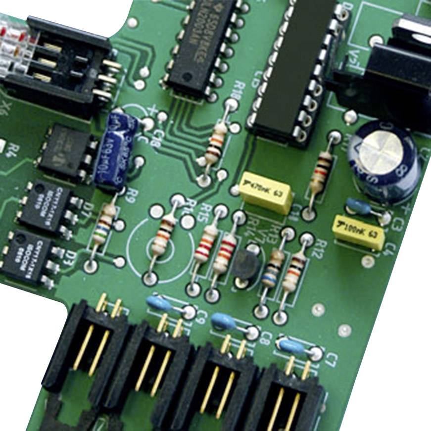 Elektronická deska plošných spojů s různými přiletovanými komponenty, jako jsou rezistory, kondenzátory a mikročip, na zelené PCB desce.