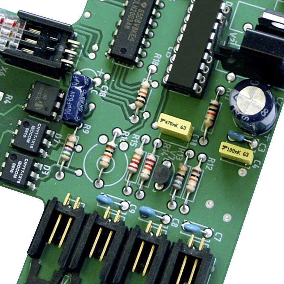 Detailní pohled na elektronický obvod s různými komponenty, jako jsou rezistory, kondenzátory a integrované obvody, umístěnými na desce plošných spojů.
