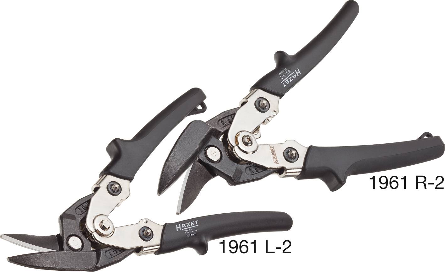 Dvě černé plechové nůžky, zobrazené z profilu, jedna vlevo (1961 L-2) a jedna vpravo (1961 R-2), každá s ergonomickou rukojetí.