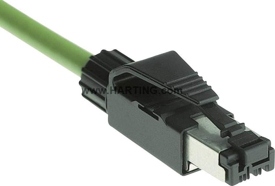 Zelený síťový kabel s černým konektorem RJ45, který má částečně kovový stínící kryt, leží na hladkém povrchu.