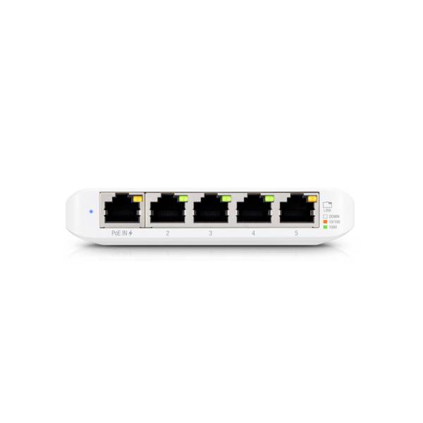Bílý síťový switch s pěti ethernetovými porty, označenými čísly 1 až 5. Jsou viditelné LED indikátory stavu a aktivity.