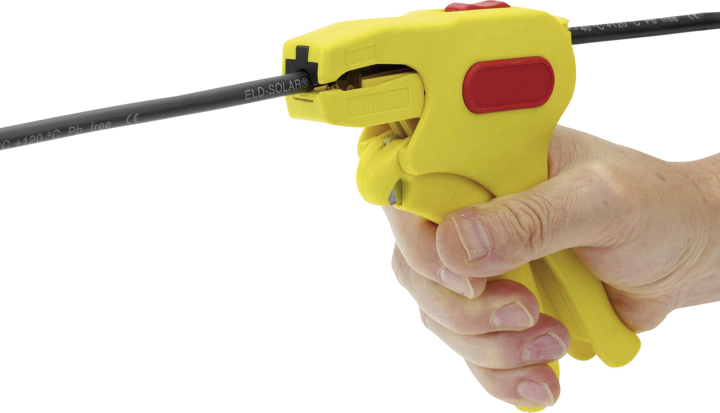 Ruka drží žlutou odizolovací kleště, které upravují černý kabel.