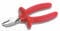 Červené boční štípací kleště s ocelovými čepelemi, používané k řezání drátů nebo malých kovových dílů, s ergonomickými rukojeťmi.