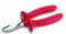 Kovové štípací kleště červené barvy s plastovými rukojeťmi, určené pro stříhání drátů nebo malých materiálů.