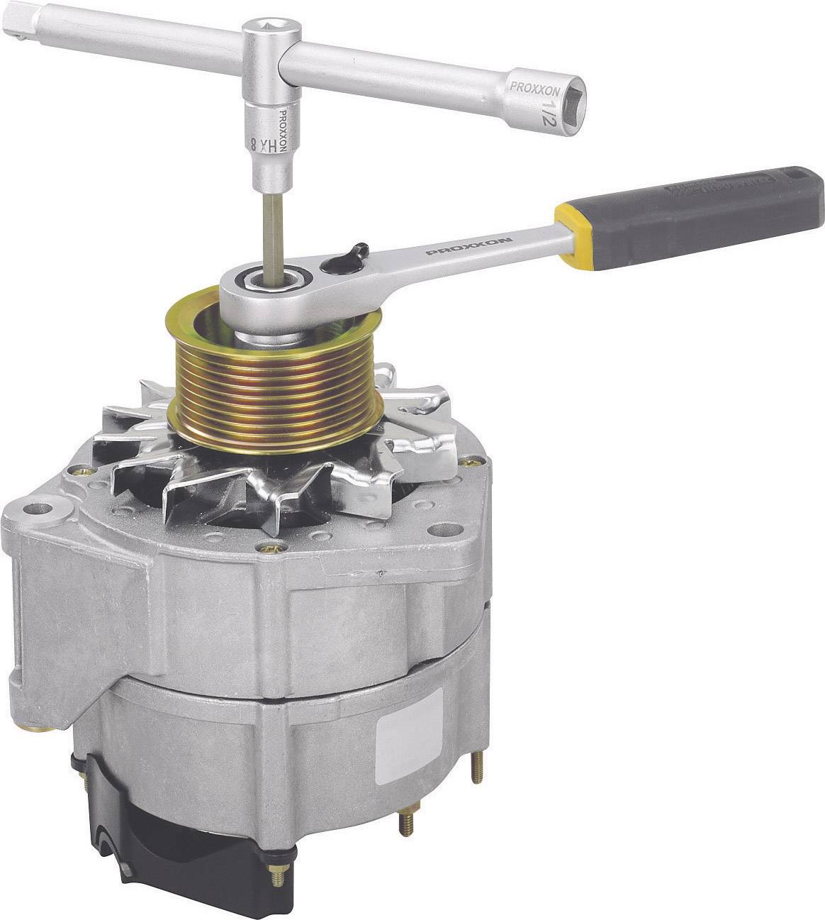 Speciálně tvarovaný nástroj odstraňuje rotor z elektromotoru. Rotor má měděné vinutí a stříbrnou barvu.