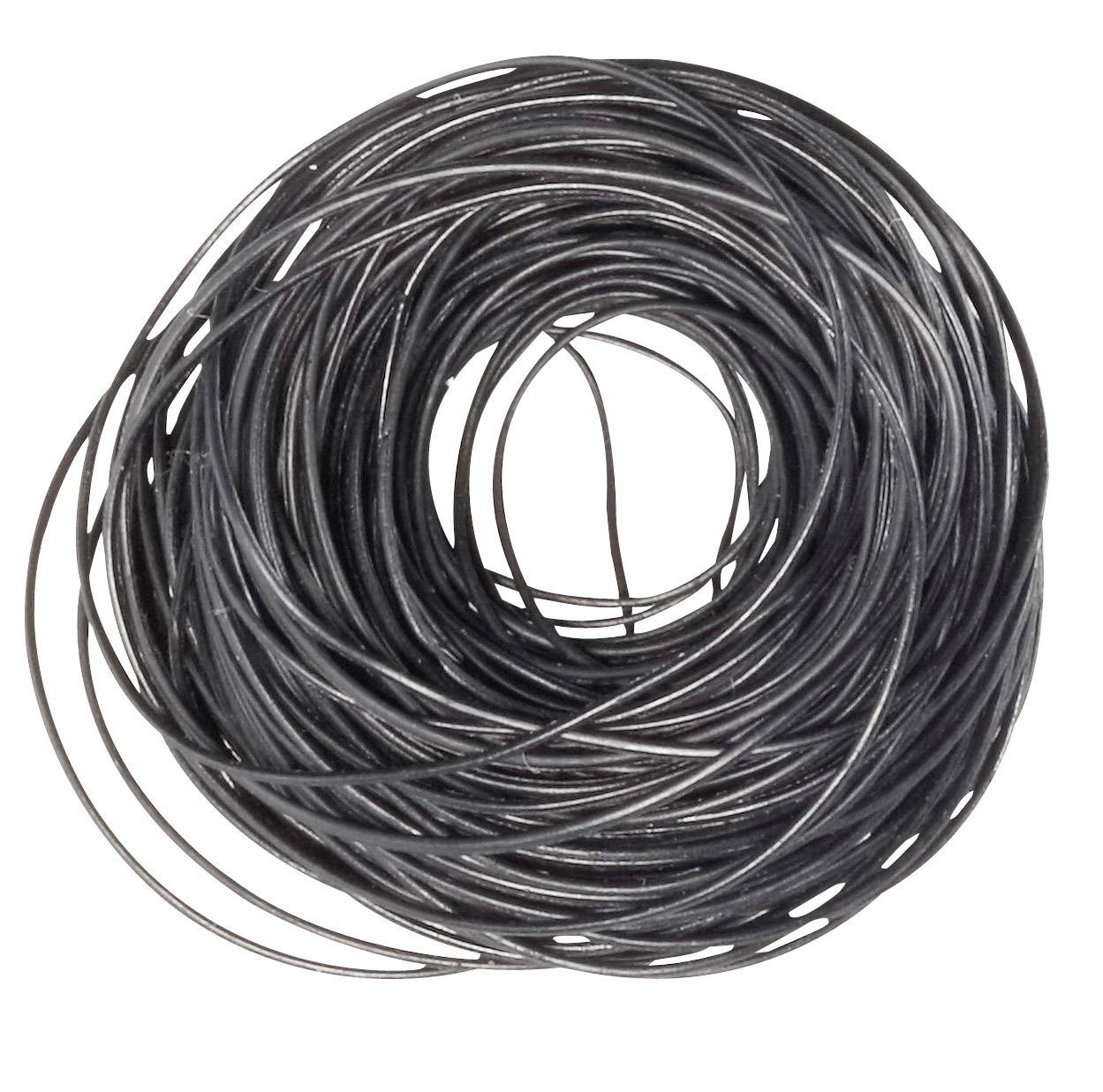 Černý kabel nebo drát svinutý do spirály na bílém pozadí.