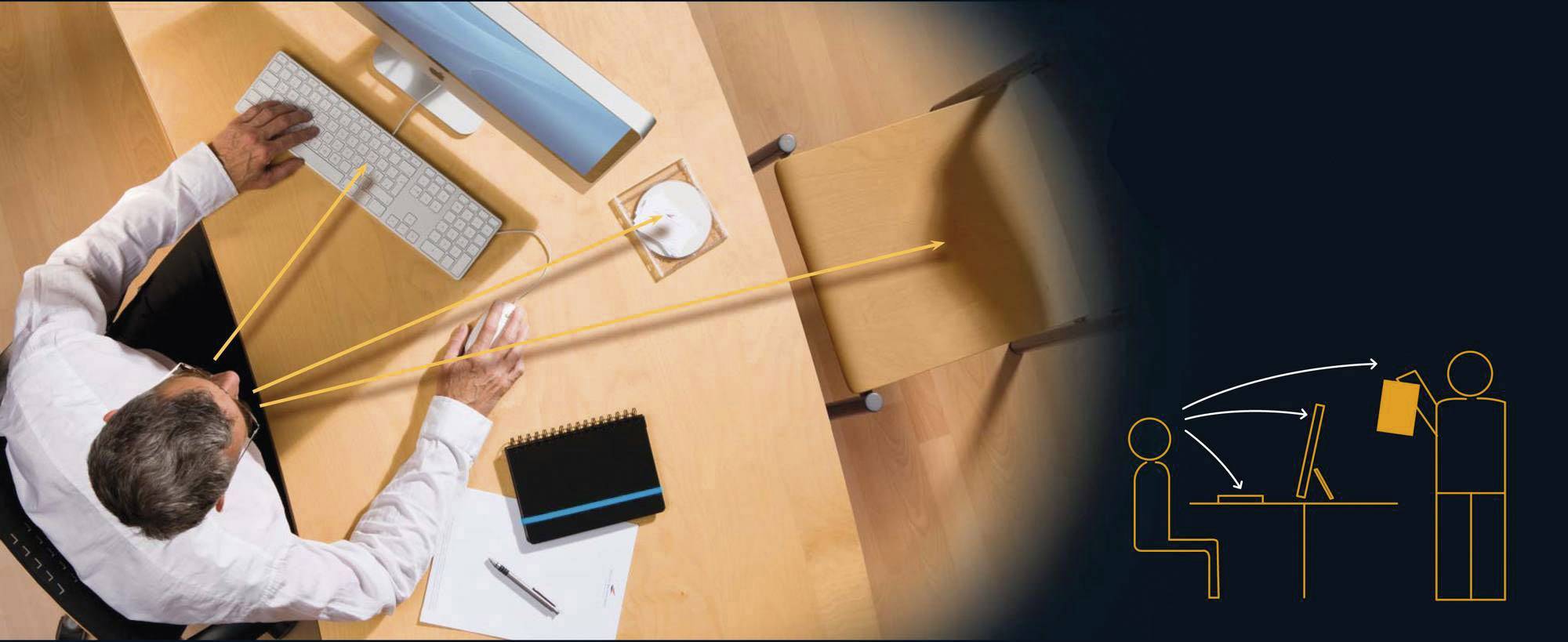 Muž sedící u psacího stolu s počítačem; ergonomické pokyny pro polohu monitoru a správné sezení jsou vyznačeny žlutými čarami.