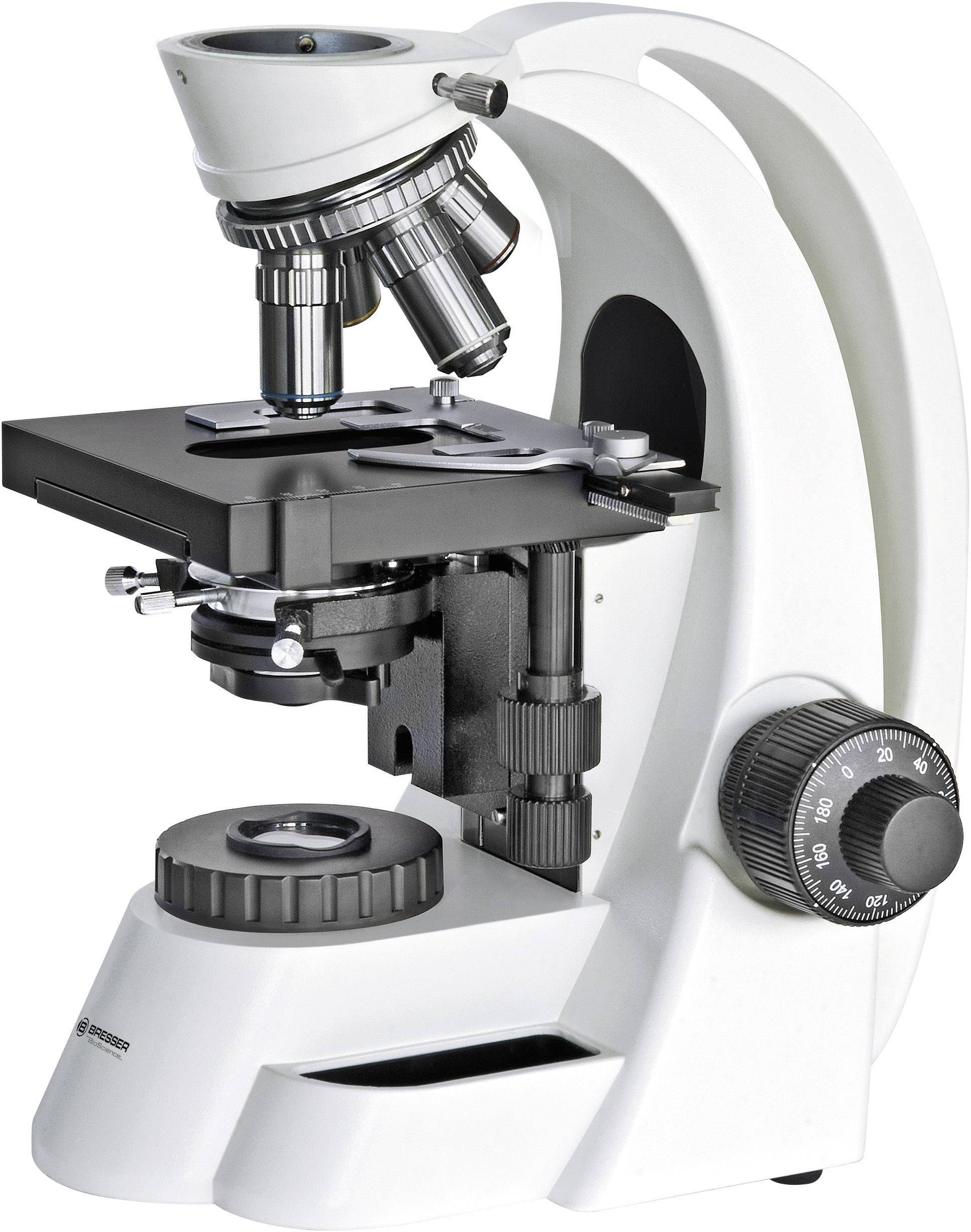 Bílý laboratorní mikroskop s nastavitelným stolkem a několika objektivy, vhodný pro biologický výzkum.
