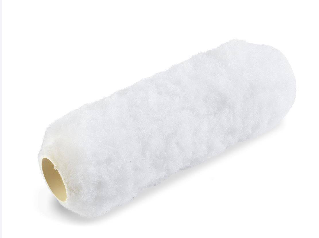 Bílý obal na válec štětky, válcovitého a chlupatého tvaru, zobrazený na bílém pozadí.