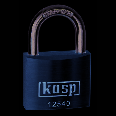 Mosazný visací zámek s nápisem 'kasp' a číslem '12540'. Třmen je vyroben z kalené oceli.