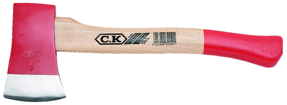 Sekera s červeně lakovanou hlavou a dřevěnou rukojetí. Rukojeť nese logo 'C.K.', čárový kód a nápis 'Forged Steel'.