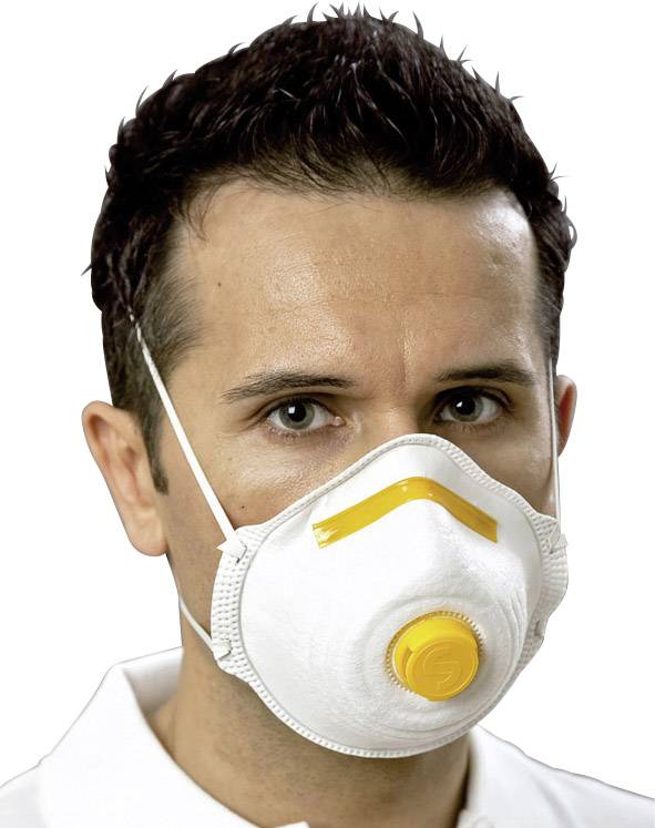 Osoba nosí bílou ochrannou masku s žlutým ventilem před neutrálním pozadím.