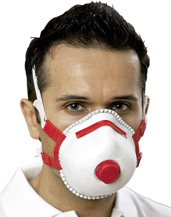 Osoba nosí bílou respirační masku s červeným ventilem pro ochranu před částicemi, přes bílé horní oblečení.