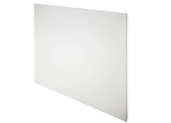 Obdélníkový, plochý bílý panel, pravděpodobně topné těleso nebo displej, s elegantním, moderním designem.
