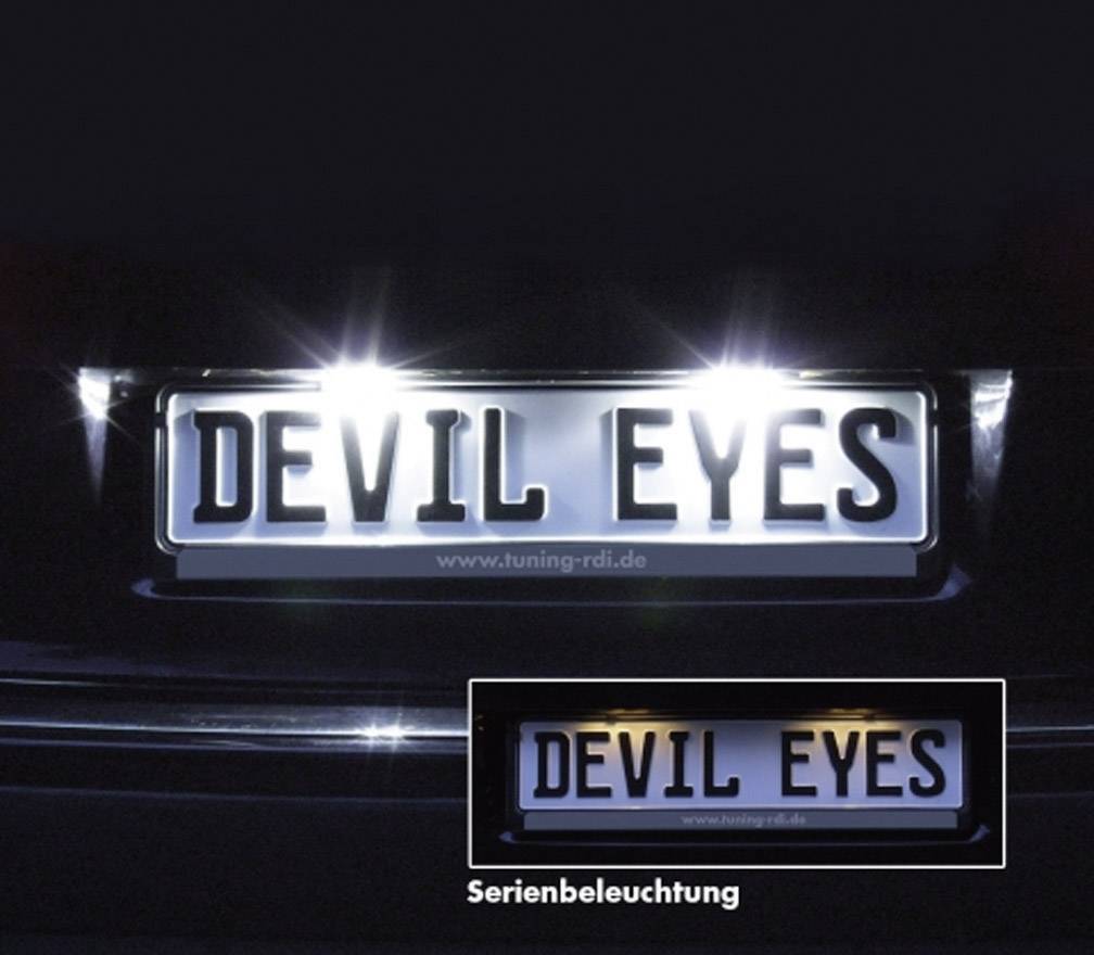 Osvětlení registrační značky s textem 'DEVIL EYES' v zářícím, světlém písmu. Spodní obrázek ukazuje stejnou scénu bez světla.