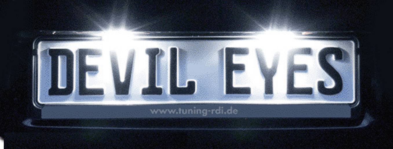 Černá poznávací značka automobilu s nápisem 'DEVIL EYES', osvětlená dvěma jasnými světly.