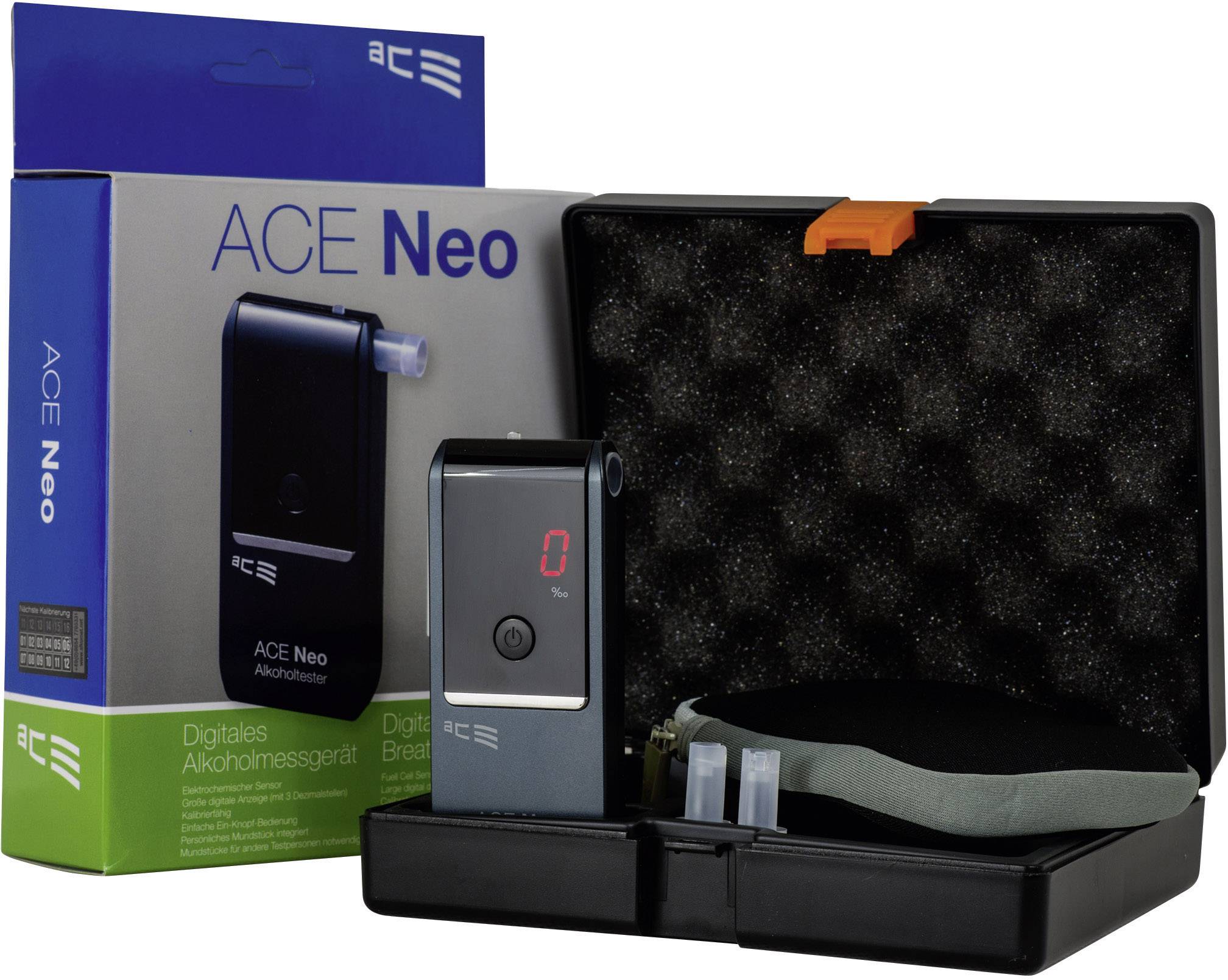 Digitální přístroj na měření alkoholu 'ACE Neo' v otevřené krabici. Obsahuje přístroj, držák náústku a ochranný obal. Balení v pozadí.