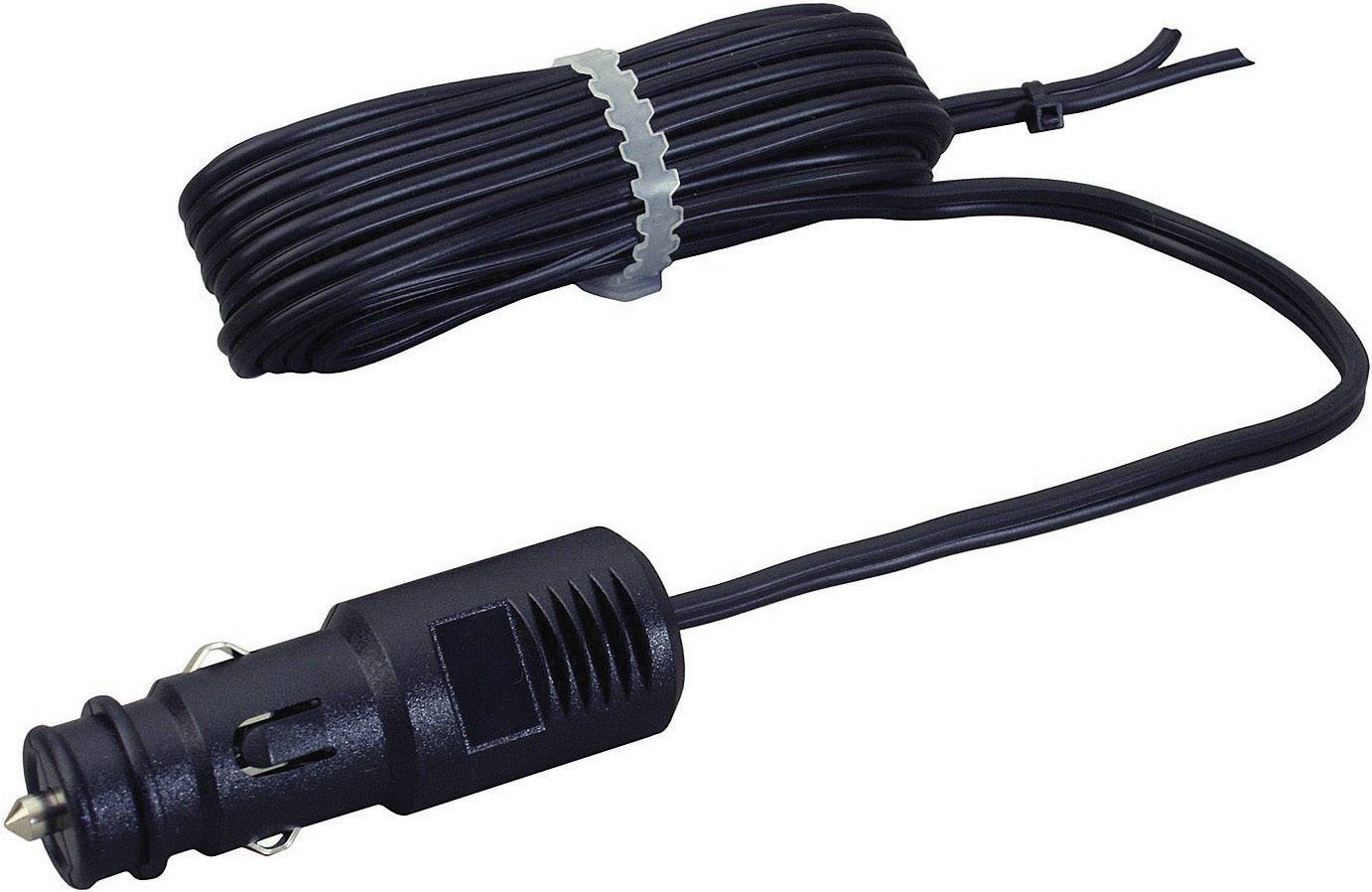 Dlouhý černý kabel se zástrčkou do autozapalovače, který slouží k napájení elektronických zařízení v automobilu.