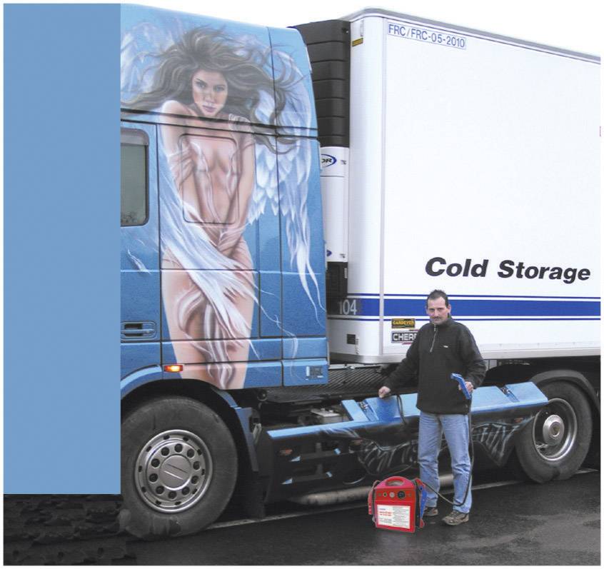 Muž stojí vedle modrého nákladního vozu s graffiti anděla na dveřích. Nákladní vůz má bílý nápis "Cold Storage".
