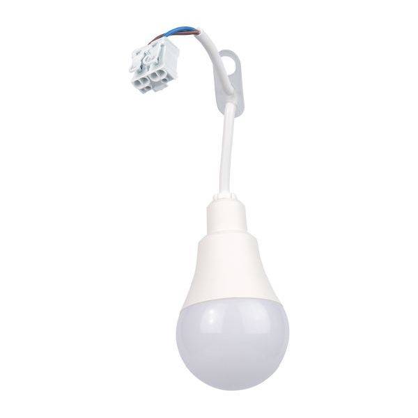 Bílá LED žárovka s kabelovým připojením a krytem, připravená k instalaci do lampy nebo svítidla.