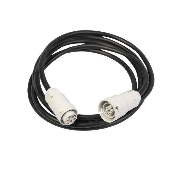 Černý, kroucený kabel s bílými konektory na obou koncích, vhodný pro elektronická zařízení nebo sítě.
