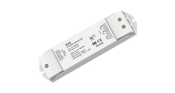 Bílý LED měnič napětí s nápisem "EV2". Obsahuje technické specifikace a certifikační loga na povrchu.