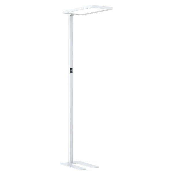 Bílá stojací lampa s obdélníkovým, plochým stínidlem, vhodná do moderních interiérů, stojící na obdélníkovém podstavci.