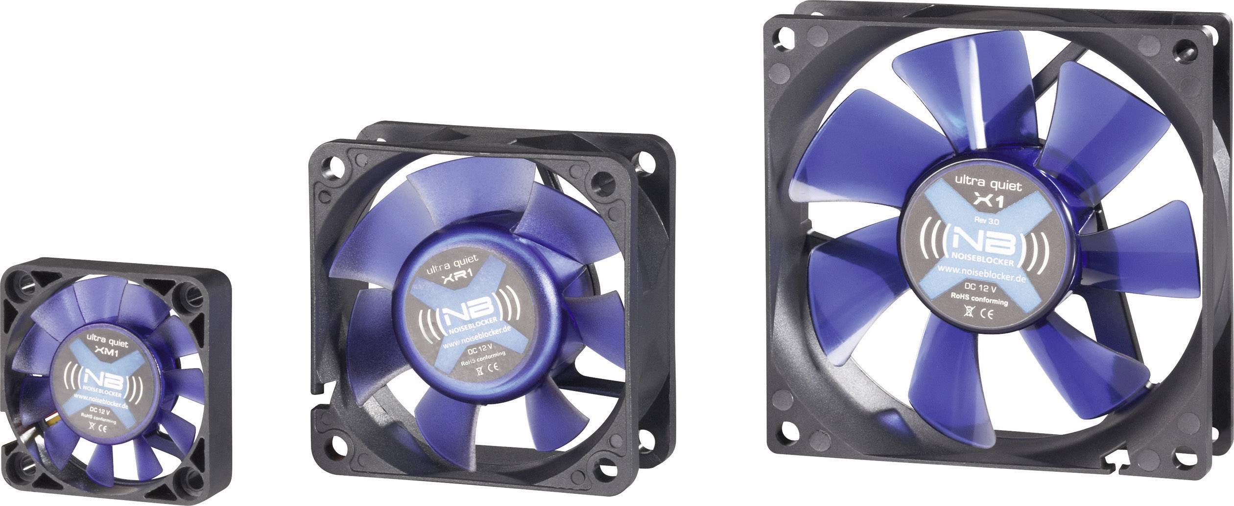 Tři počítačové ventilátory různých velikostí s modrými lopatkami, uspořádané vedle sebe od nejmenšího vlevo po největší vpravo.