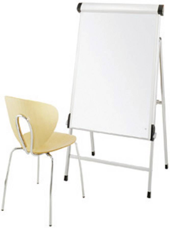 Prázdná tabule flip-chart stojí vedle jednoduchého dřevěného židle v místnosti, připravena na prezentace nebo poznámky.
